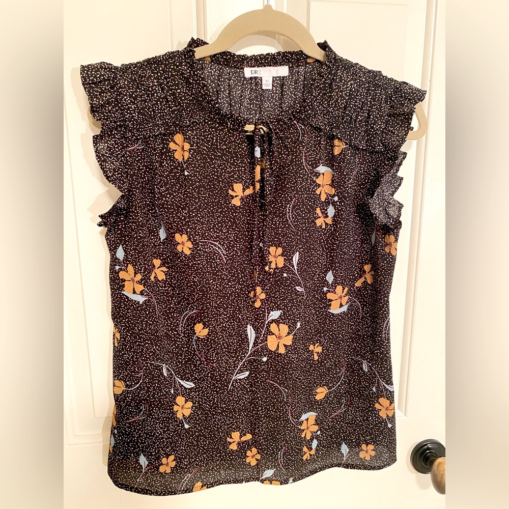 Sleeveless shell with slight flutter on sleeves, tie front closure. Women’s XS.